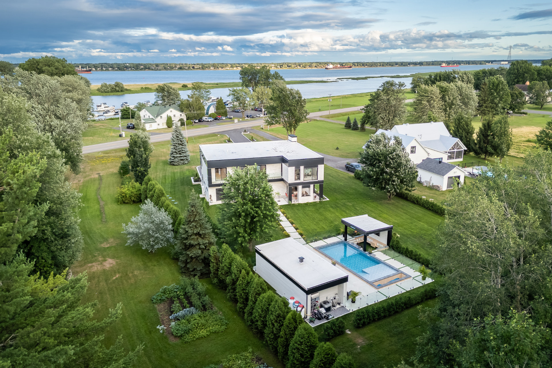 Vue aérienne d’une propriété de luxe contemporaine à vendre près de Montréal, face au fleuve Saint-Laurent