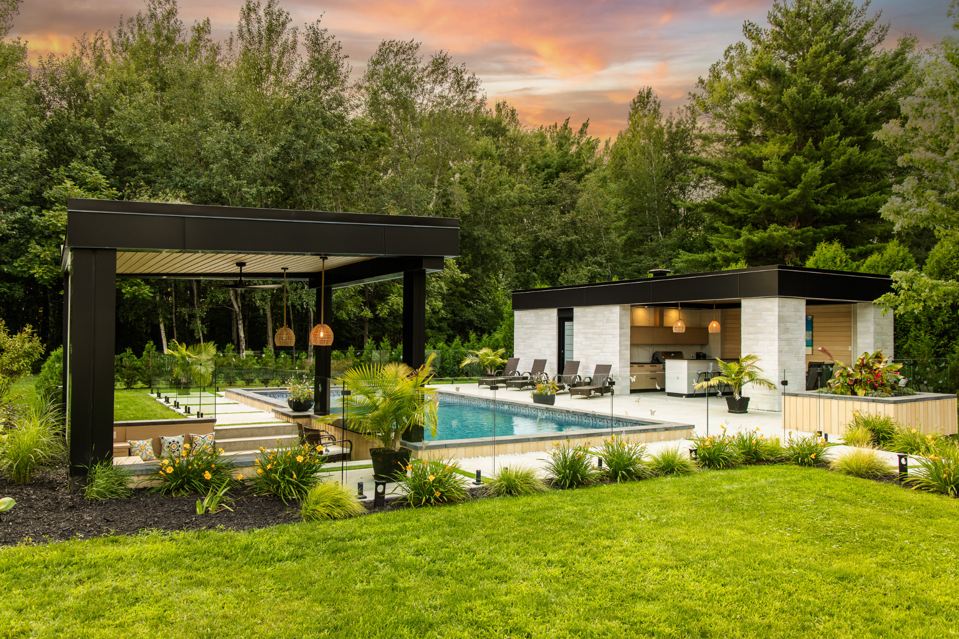 Pool house de luxe et piscine chauffée illuminée au crépuscule — art de vivre extérieur d’une résidence privée au Québec